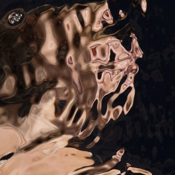 apstraktna ženska figura izobličena talasima vode – detalj