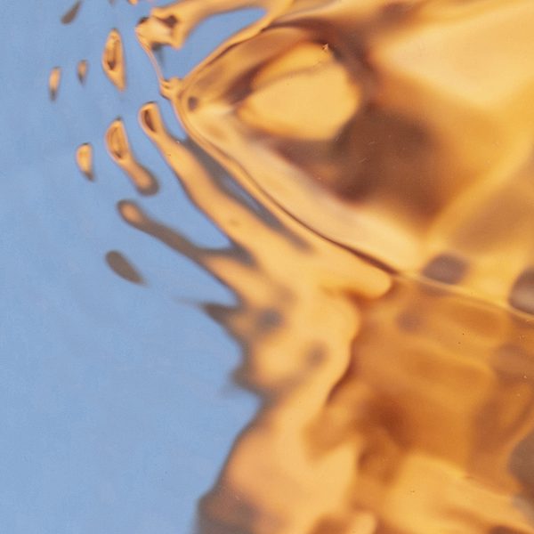 apstraktna ženska figura izobličena talasima vode – detalj